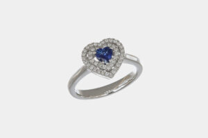 Anello cuore zaffiro 0.25 ct e pavé di diamanti White Prestige - Gioielleria Casavola di Noci - idee per una proposta di matrimonio molto romantica