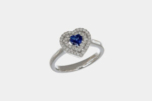Anello cuore zaffiro 0.43 ct e pavé di diamanti White Prestige - Gioielleria Casavola di Noci - idee per una proposta di matrimonio romantica