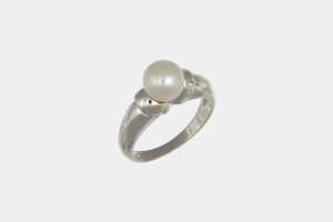 Anello oro bianco solitario con perla 7.5 mm - Gioielleria Casavola di Noci - idea per una proposta di fidanzamento originale