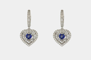 Orecchini pendenti cuore zaffiri 0.57 ct White Prestige - Gioielleria Casavola di Noci - idee regalo per compleanno 40 anni moglie - in oro bianco con diamanti taglio brillante