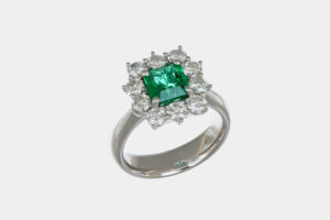 Anello rosetta smeraldo 1.38 ct Prestige White - Gioielleria Casavola di Noci - in oro bianco con diamanti - idee regalo compleanno 50 anni moglie