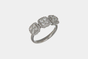 Trilogy anello quadrato diamanti pavé White - Gioielleria Casavola di Noci - in oro bianco 18 carati - idee regalo moglie 50 anni
