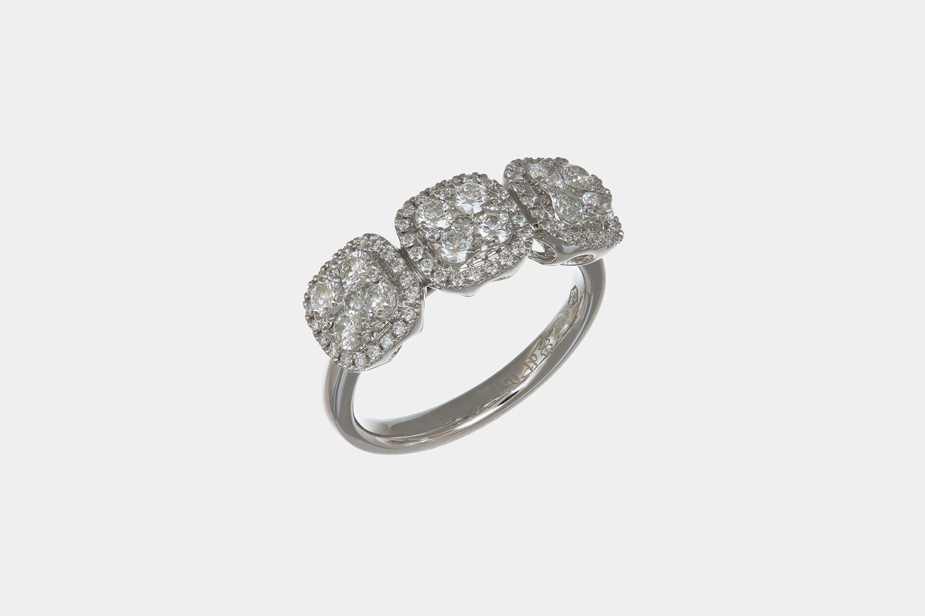 Trilogy anello quadrato diamanti pavé White - Gioielleria Casavola di Noci - in oro bianco 18 carati - idee regalo moglie 50 anni